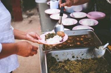 Gönüllüler Yiyeceği Fakirlere Paylaşır: Fakirlerin açlığı azaltmak için yiyecek paylaşımı kavramı