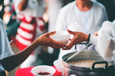 Yoksullara yiyecek sağlayan gönüllüler: Yiyecek paylaşımı konsepti evsizlere yönelik açlığı çözmeye yardımcı oluyor