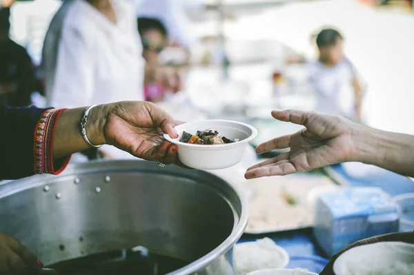 Yoksul ve evsizlere bedava yemek: Paylaşma kavramı