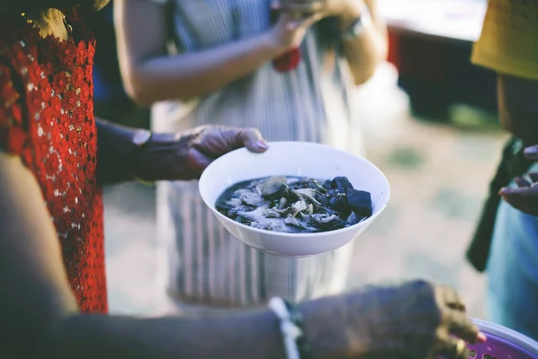 Hungry people brought utensils to obtain food from volunteers: the concept of begging and hunger