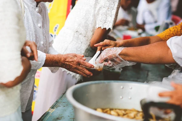 Insanlar Gönüllülerden Yiyecek Alabilmek Için Çatal Bıçak Getirdiler Dilencilik Açlık — Stok fotoğraf