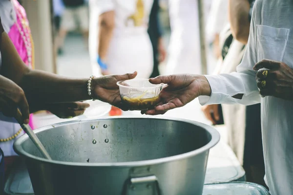 Gente Affamata Portato Utensili Ottenere Cibo Dai Volontari Concetto Accattonaggio — Foto Stock