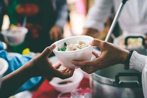 Las Personas Sin Hogar Recogen Alimentos Caridad Los Donantes Alimentos — Foto de Stock