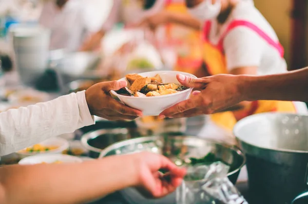 Voluntarios Dando Comida Los Pobres Concepto Compartir Alimentos Ayuda Resolver — Foto de Stock