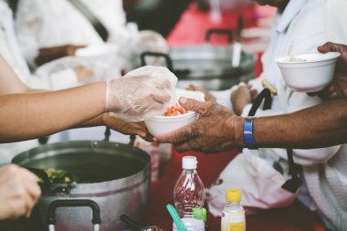Yoksulların ellerine açlığı azaltmak için yardım edildi: sosyal paylaşım kavramı