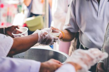 Yoksulluk konsepti varoşlardaki insanlar için hayır yemeği ücretsizdir.