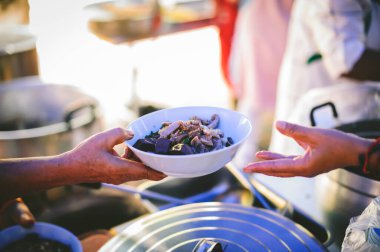 Dilencilerin Eli, diğer insanlardan, yani beslenme kavramlarından sadaka alır.