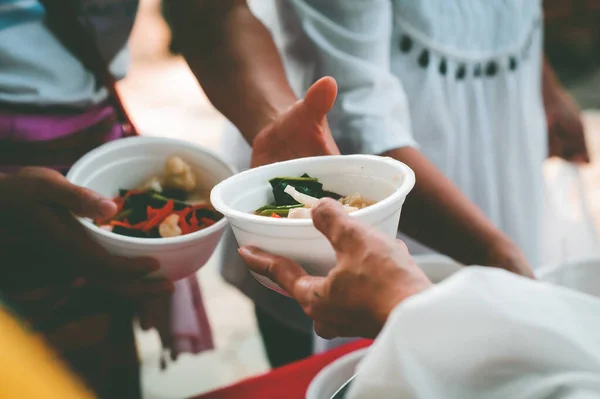 Voluntarios Comparten Comida Con Los Pobres Concepto Donar Alimentos Los — Foto de Stock