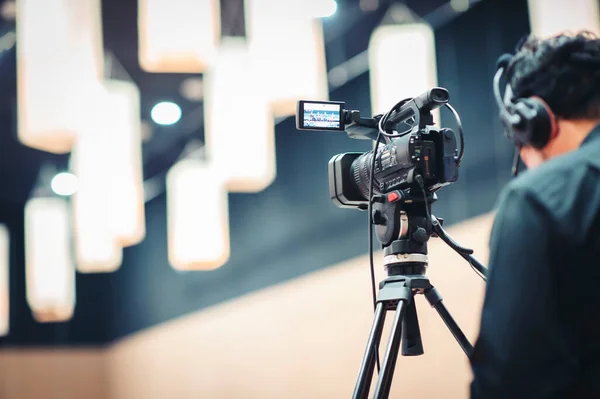 Cameraman Registrato Filmato Voce Degli Oratori Sul Palco Della Conferenza — Foto Stock