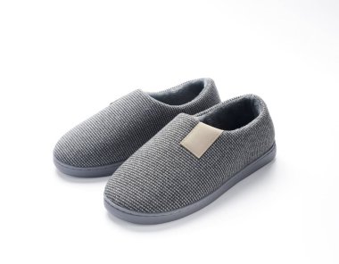 Beyaz arkaplanda izole edilmiş gri tüylü ayakkabılar