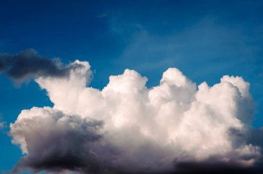 Mavi gökyüzünde beyaz bulutlar