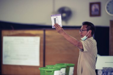 Seçim yerinin üyeleri, Saraphi İlçesi 'nin Khua Mung ilçesindeki belediye meclisi üyeleri ve belediye başkanının oylarını sayıyor..