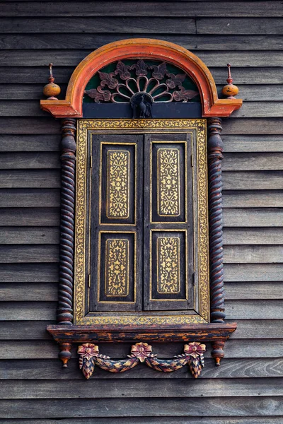 Zabytkowe Rzeźbione Drewniane Okna Zdobią Stare Drewniane Ściany — Zdjęcie stockowe
