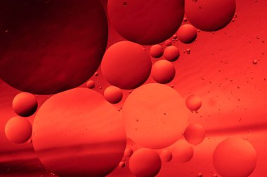 Sudaki yağ kabarcıklarının soyut renkli yansımaları