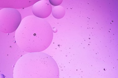 Su yüzeyinde yarı saydam sıvı kabarcıklar, su yüzeyinde yağ damlaları.