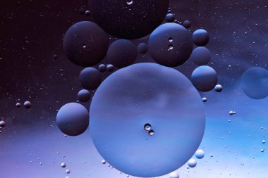 Su yüzeyinde yarı saydam sıvı kabarcıklar, su yüzeyinde yağ damlaları.