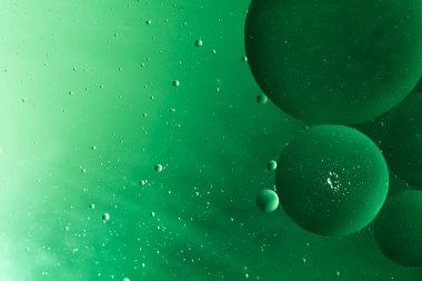 Su yüzeyinde güzel bir soyut yağ damlaları