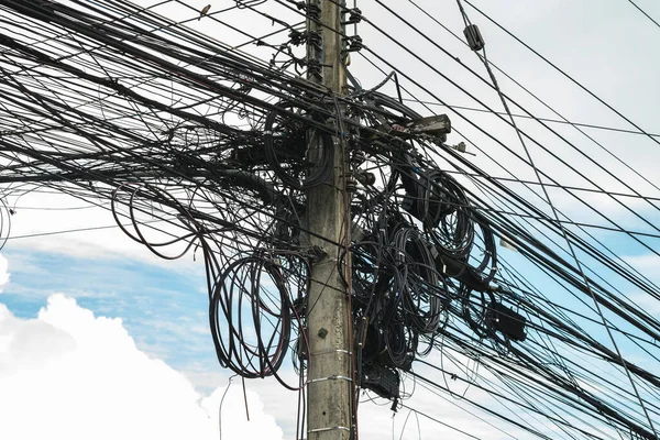 Los Cables Cables Instalan Forma Desordenada Los Postes Eléctricos Puede —  Fotos de Stock