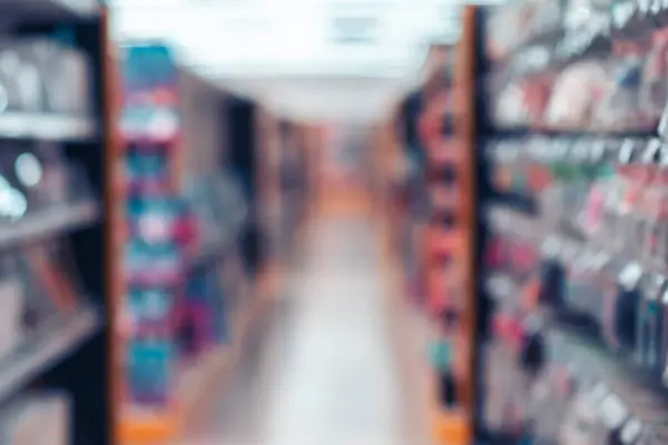 Imagem Turva Supermercado Com Produtos Nas Prateleiras — Fotografia de Stock