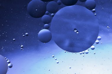 Su yüzeyinde renkli arka planda yüzen soyut petrolün güzelliği.