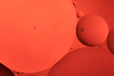 Su yüzeyinde renkli arka planda yüzen soyut petrolün güzelliği.