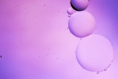 Su yüzeyinde renkli arka planda yüzen soyut petrolün güzelliği.