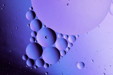 Su yüzeyinde renkli arka planda yüzen soyut petrolün güzelliği.