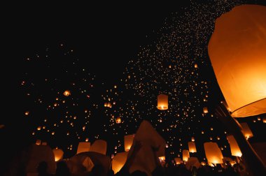Dolunay gecesi Tayland 'ın Loi Krathong festivali sırasında yüzen fenerler meydana gelir..