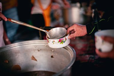 Gönüllüler evsizlere yiyecek, yoksullara yiyecek dağıtıyor. Günümüz toplumunda bedavaya dağıtılıyor.
