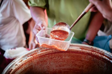 Açların elleri, donörden evsizlere ve açlara yiyecek istiyor.