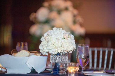 Düğün resepsiyonunda pembe çiçekli beyaz ortanca