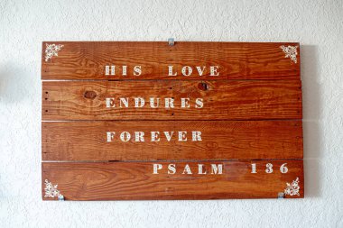 İnci ve cam vazoda dalları olan seksi beyaz ipek güller.