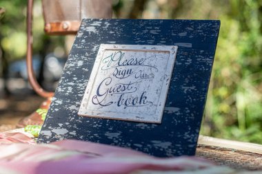 İnci ve cam vazoda dalları olan seksi beyaz ipek güller.