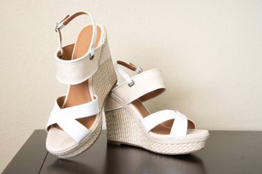 İnci ve cam vazoda dalları olan seksi beyaz ipek güller.