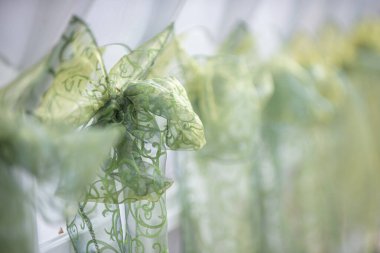 İnci ve cam vazoda dalları olan seksi beyaz ipek güller.