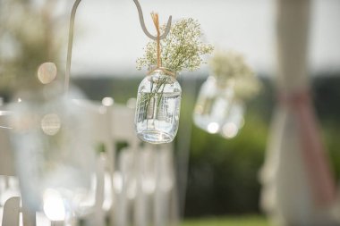 İnci ve cam vazoda dalları olan seksi beyaz ipek güller.