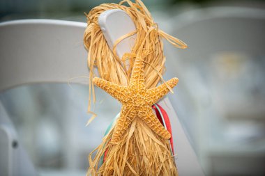 İnci ve cam vazoda dalları olan seksi beyaz ipek güller.