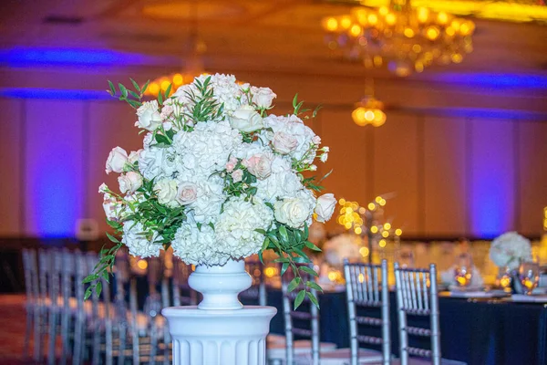 Hydragea Blanc Avec Des Fleurs Roses Centerpice Réceptipn Mariage — Photo