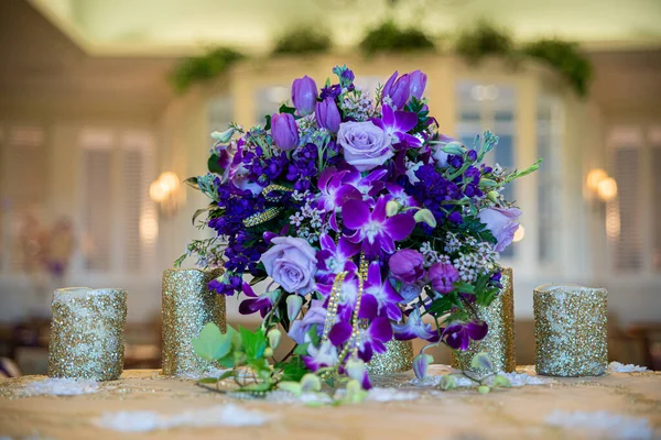 Pièce Maîtresse Bouquet Roses Blanches Pot Verre Avec Dentelle Blanche — Photo