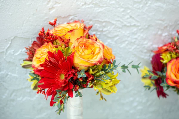 Weiße Rosen Blumenstrauß Herzstück Glas Mit Weißer Spitze Und Lila — Stockfoto