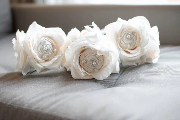 Weiße Rosen Blumenstrauß Herzstück Glas Mit Weißer Spitze Und Lila — Stockfoto