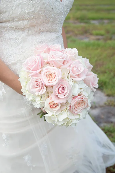 Airy Розовый Белый Свадебный Букет Проведенный Невестой Против Красивого Свадебного — стоковое фото