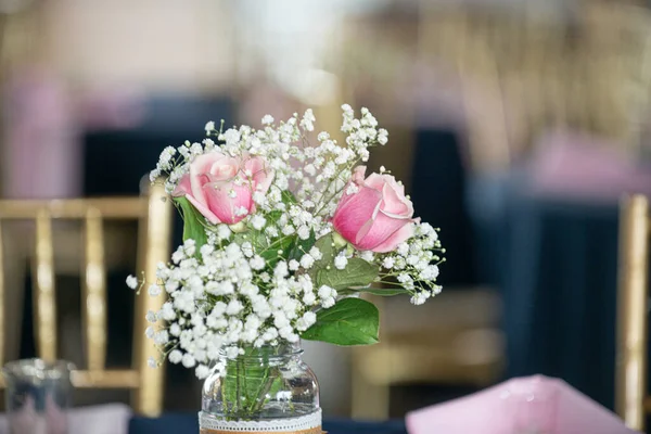ロマンチックなピンクのバラと赤ちゃんの息の花テーブルの中心 — ストック写真