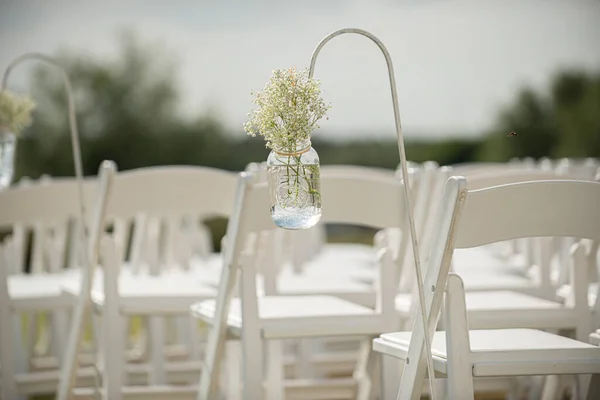 Sexy Witte Zijde Rozen Met Parels Takken Glazen Vaas — Stockfoto