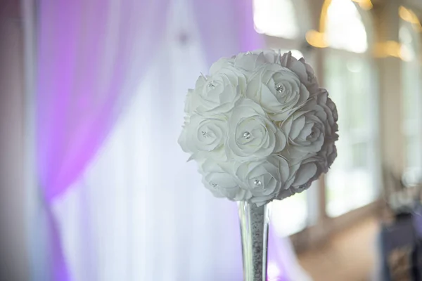 Umělé Bílé Květinové Koule Diamanty Skleněné Váze Svatební Hostině Oslavy — Stock fotografie