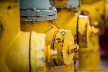 Sarı antika yangın muslukları ve mavi kapaklı yangın musluğu.