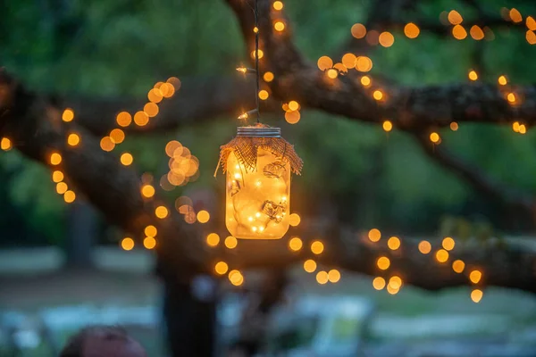 Einmachgläser Gefüllt Mit Warm Leuchtenden Lichtern Dekorationen Hängen Von Bäumen — Stockfoto