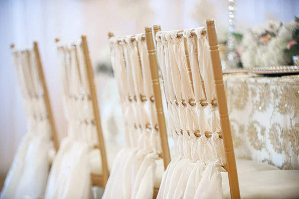 Elegant Gold Chiavari Chairs Draped White Linen Cloth Wedding Reception — Stock Photo, Image