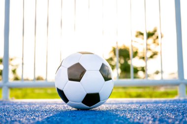 Sahada futbol ve büyük bir stadyumda kale ağları.