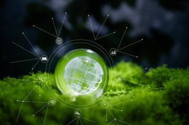 Yenilenebilir enerji konsepti Dünya Günü veya çevre koruma Elleri toprakta yetişen ormanları korur ve dünyayı kurtarmaya yardım eder.